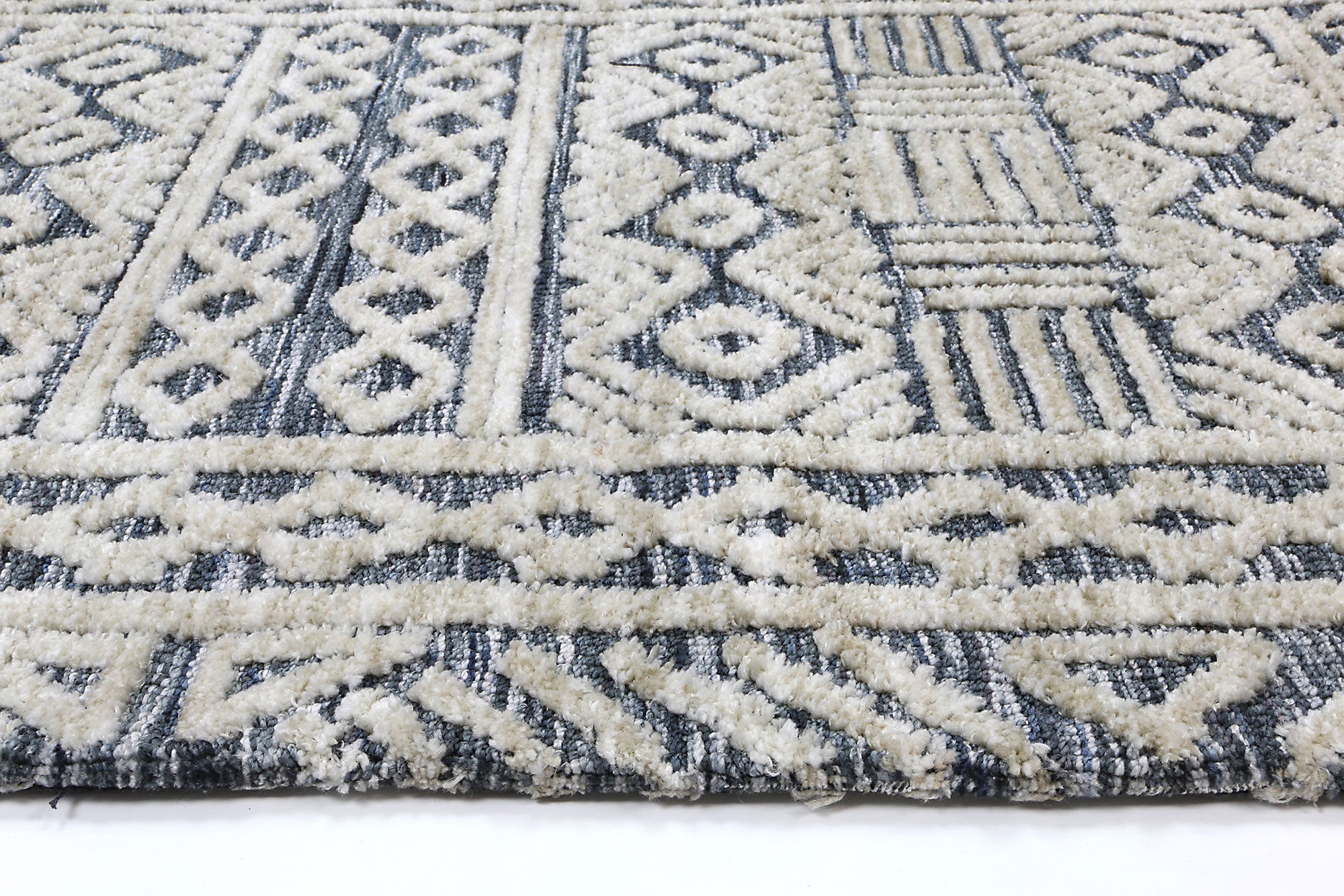 Alayah Tribal blue Rug edge